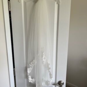 Bel Aire Bridal Veil,  Fingertip Length